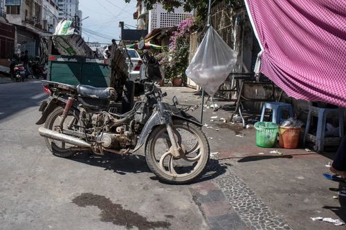 摄影 柬埔寨 摩托零件商店